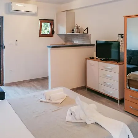 Awesome In Hvar With Wifi Apartament *